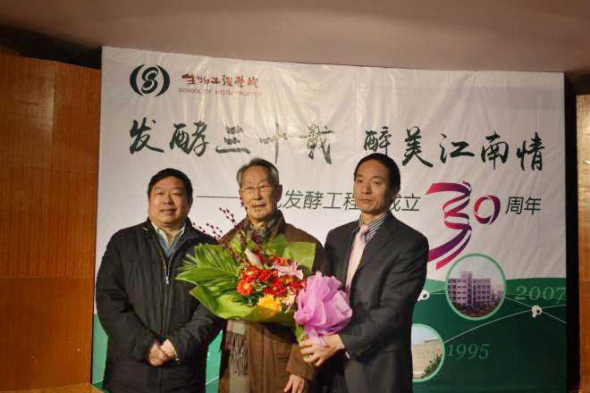 陈坚校长与堵国成院长向伦世仪先生献上“南山盘”与鲜花