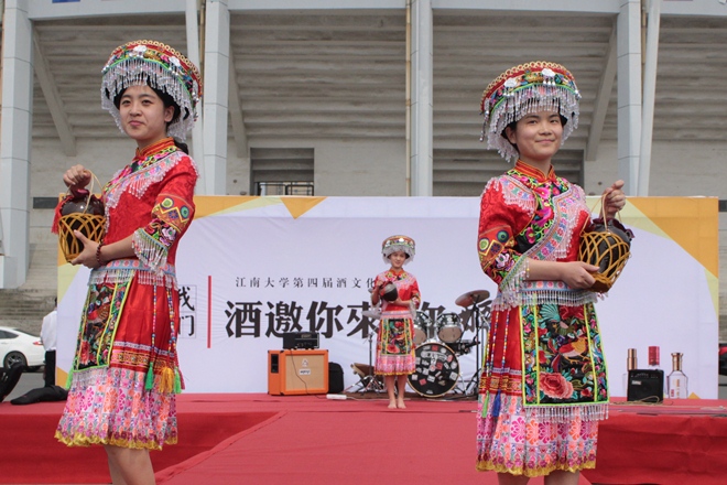 文化交流：洋学生爱上中国酒
