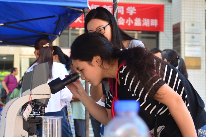 【新新向荣】校长亲临迎新现场，新生纷纷求合影