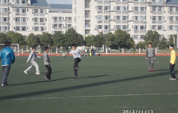 【体育精神】生物技术11级VS13级举办“赛动青春，赛出活力”足球联谊赛