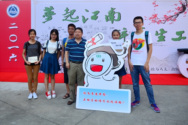 【新新向荣】校长亲临迎新现场，新生纷纷求合影