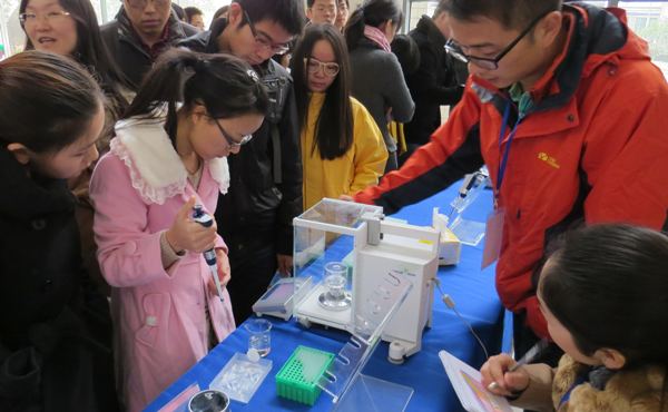 【学生活动】我院举办秀出移液水平 挑战移液精度—— 第二届江南大学“移液达人挑战赛”