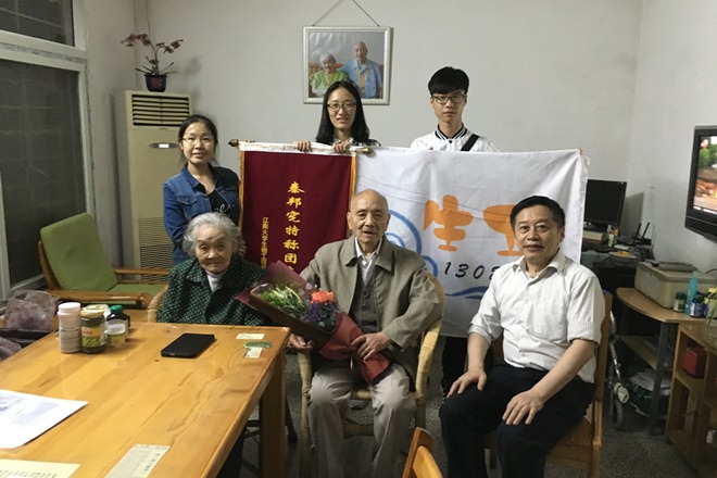 【学生活动】你伴共和国成长，我伴你慢慢变老