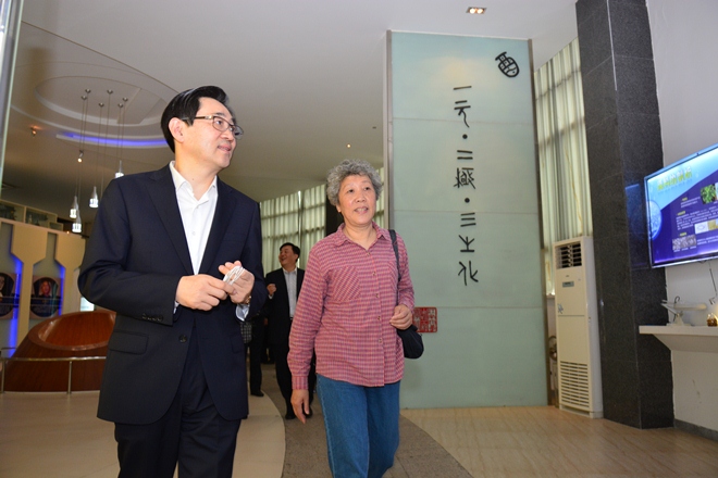 蒲坚校友参观酒科技馆