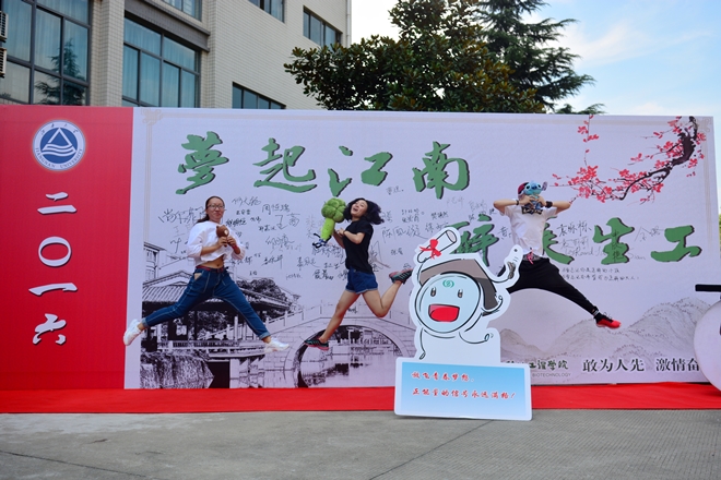 【新新向荣】校长亲临迎新现场，新生纷纷求合影