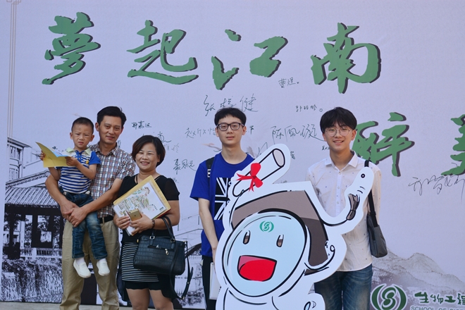 【新新向荣】校长亲临迎新现场，新生纷纷求合影